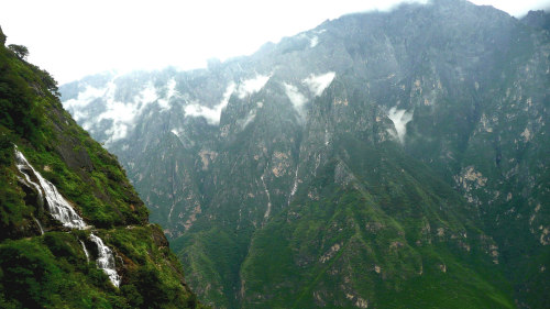 Natural shower in the Tiger Leaping Gorge, China by Brice Retailleau