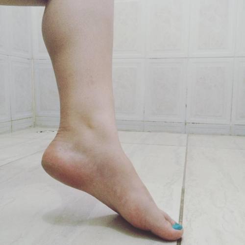 jenniferfeet:  Panturrilha definida. #nopainnogain #fetiche #legs #pes #solas #arcos #soles #feet #m