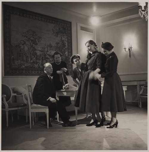 brooklynmuseum: After arriving in New York City on the Queen Elizabeth, August 1947, Christian Dior 