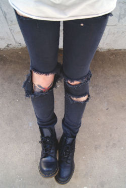 ellfiee:  sam’s legs on my dash ayyy