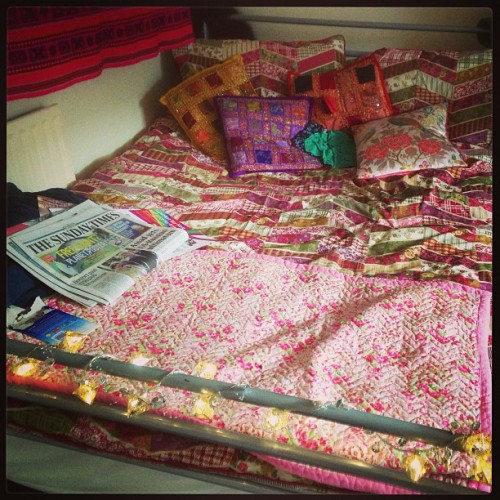 What a happy bed #Fairylights #patterns #blankets #cushions