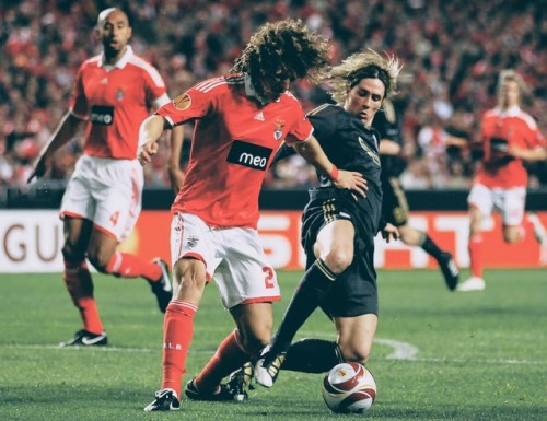 greatsofthegame:Fernando Torres and David Luiz 2010Fernando Torres and David Luiz compete for the ba