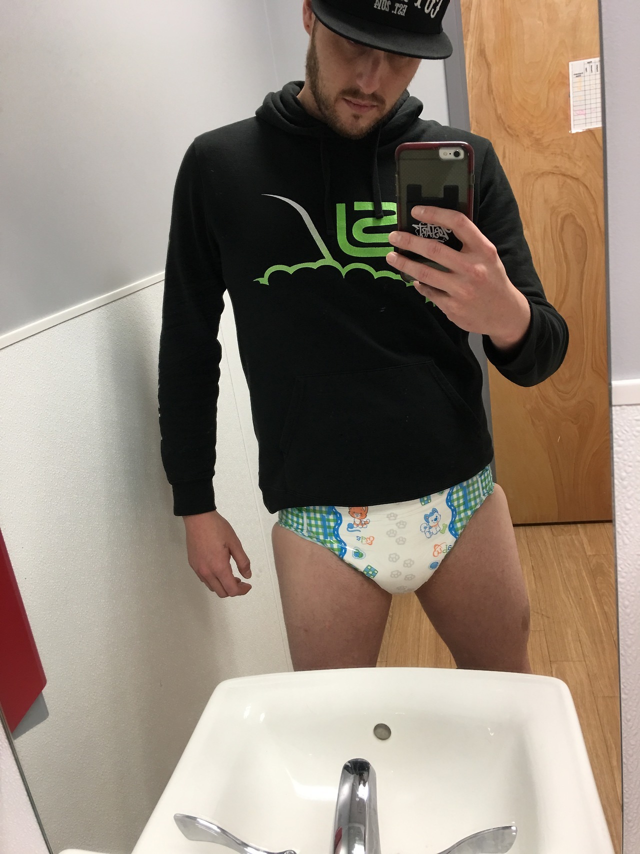 kinkybinkyboi:Lil paws for a lil pup to get through my work day!