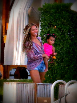 pattilahell:  beyonce-fan-page:  Bey and Blue in Miami, 12/07/13 &lt;3  Is she crying? Blue Ivy cries? A tiny part of me just died.