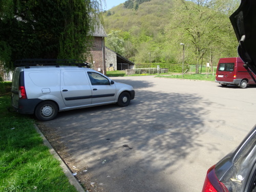 throwncondom:  Angleur, parking du Moulin, avril 2015.  Arghh! J’adore trouver une capote nouée avec du sperme et son emballage…  Là je peux vraiment imagier une belle bite bien raide en train d’éjaculer… Dommage que ce n’est pas dans ma