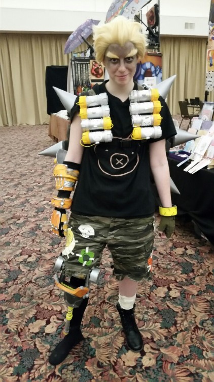 pinksugarprince:  MY DREAMS HAVE COME TRUE!!!!!! Finally got to see an awesome Junkrat cosplay in person aaagh!! Cosplayer is @kaitexel who is also an amazing artist and draws Jamie equally nice. :D (sorry for low quality selfie bad lighting)