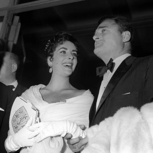 Elizabeth Taylor and husband Mike Todd at the 10th Cannes Film Festival in 1957.Elizabeth’s diamond 