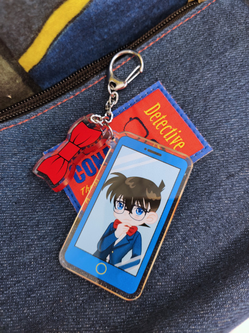 xxyokaisekaixx: Detective Conan Cellphone keychains~  I couldn’t resist ////// conan look sooo cute 