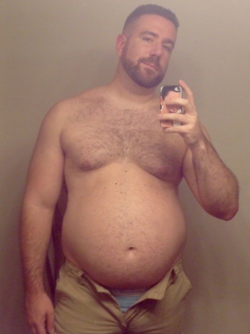 hasman33: bigdudesarehot: Medium shirt and 34 shorts from a couple summers ago I’m straight bu