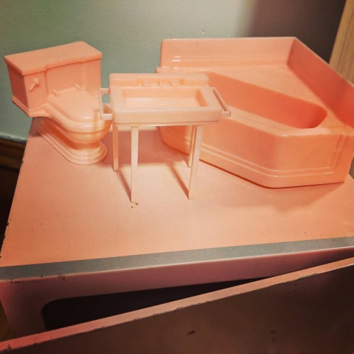 #savethepinkbathrooms #vintage #marxtoys #vintagedollhouse #pinkbathroom https://www.instagram.com/p