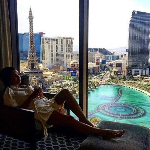 meanwhileinvegas:  #Vegas#usa#caesars#palace#me#good#morning by victoria.obolenskaya http://ift.tt/1HS8nHp 