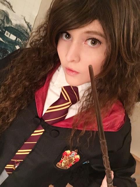nsfwfoxydenofficial:   Come learn magic with me!! –> www.twitch.tv/foxycosplayI promise I’m the best study partner. Playing Harry Potter and the prisoner of Azkaban tonight. ⚗   