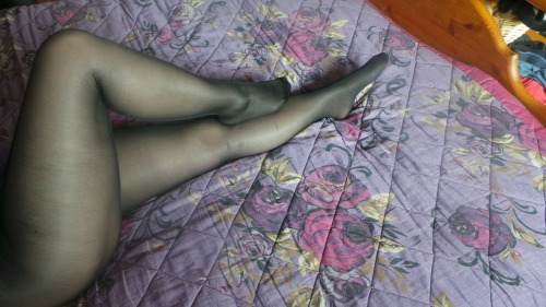 supernylonfeettights: housewife in tights Can&rsquo;t beat them!