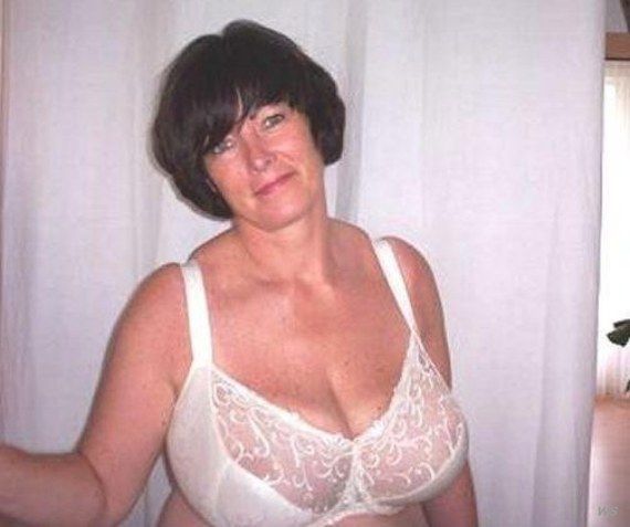 kbloodsta:      Gorgeous set of knockers in a white bra. This mature babe is what