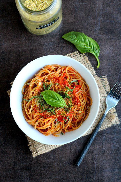 garden-of-vegan:  Whole wheat spaghettini noodles with roasted tomato sauce (halved grape tomatoes roasted with olive oil, oregano, thyme, salt, and pepper, and blended with veggie broth) topped with vegan parmesan and basil. 
