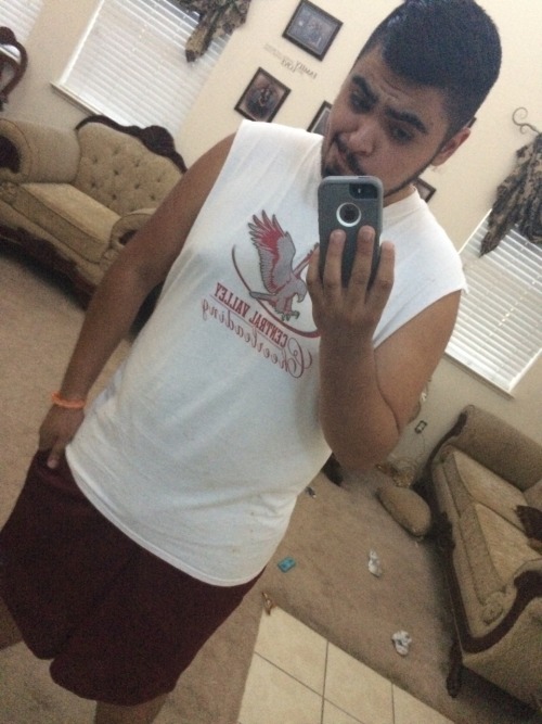 mexicanocub94:  Off work, in comfortable clothes, now to wash my car. 