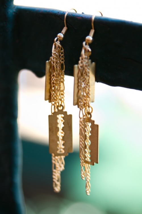 DIY Razor&rsquo;s Edge Earrings Tutorial from kollabora here. I was actually much more interested in