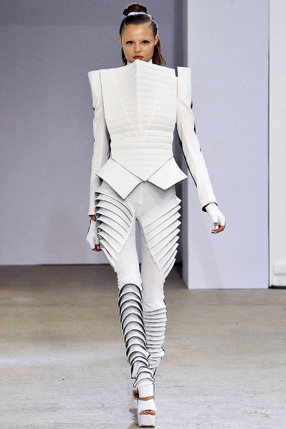 runwaydoll:  Gareth Pugh SS09  - Magdalena Frackowiak 