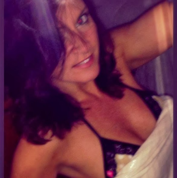 milfsandmoms:  Submitted to Milfs and Moms Worldwide……hot milf Lori showing off