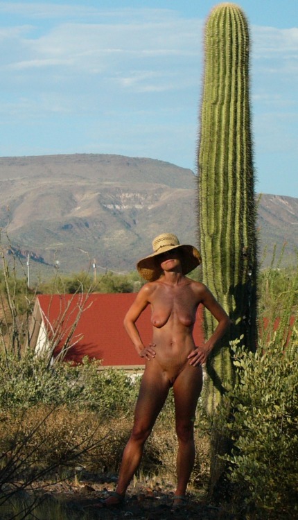 XXX nudeathleticbabes:  topless black amateur, photo