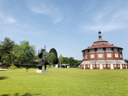 敷地内の　光の美術館　展示入れ替えで　閉館中リベンジせねば　・・・・