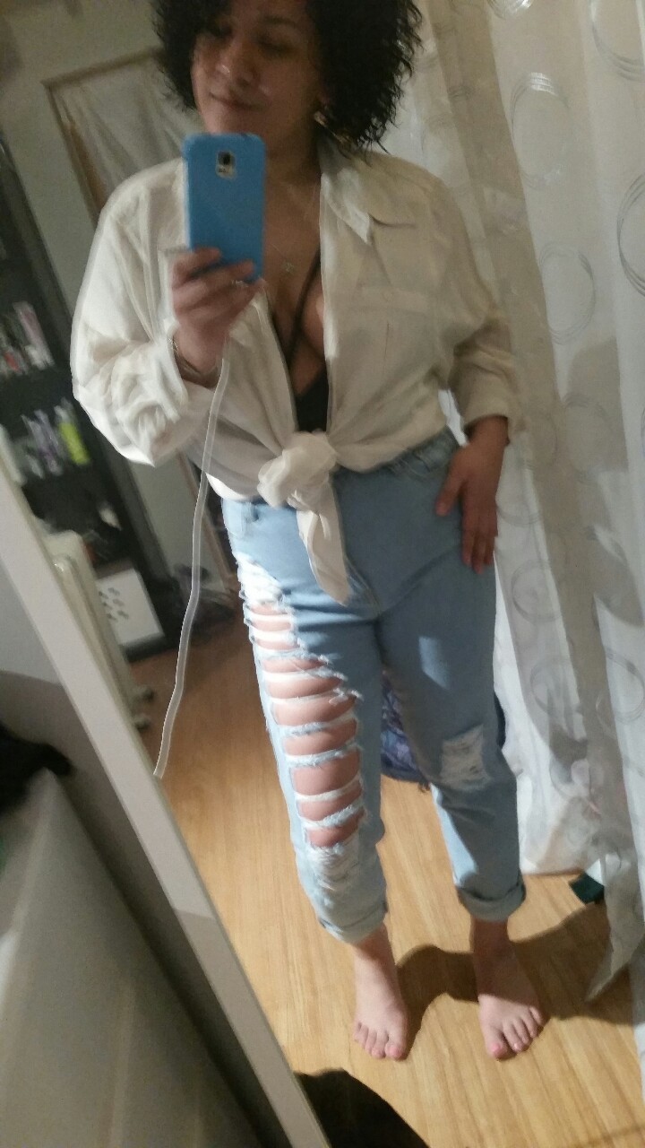 trublulotus:  trying to figure out what to wear tonight and i thought i looked kinda