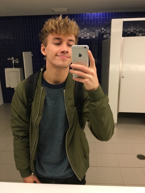 futtbucking:  smiling even tho i’m HANGRY