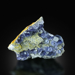 unearthedgemstones:  hematitehearts: Tanzanite Fluorite Size:   7.5 × 5.3 × 3.3 cm Locality:   Quanzhou Prefecture, Fujian Province, China (Peoples Republic)  What a color!