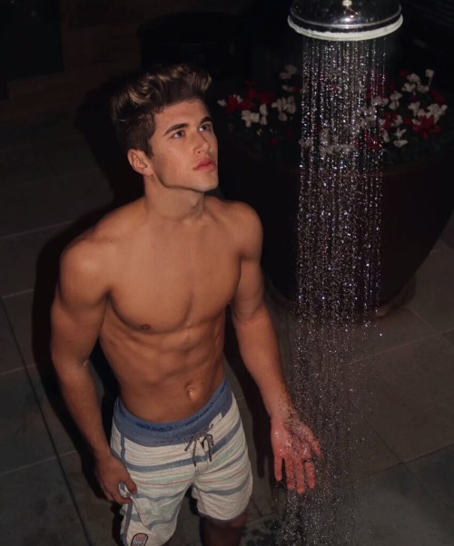 fuckustevepena:  He’s NAKED!!  Nate Garner is Vine and Instagram phenomenon signed by Wilhelimina Models LA.