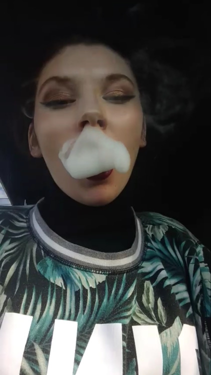 satansayshigh:  Smoking stills I love 😍