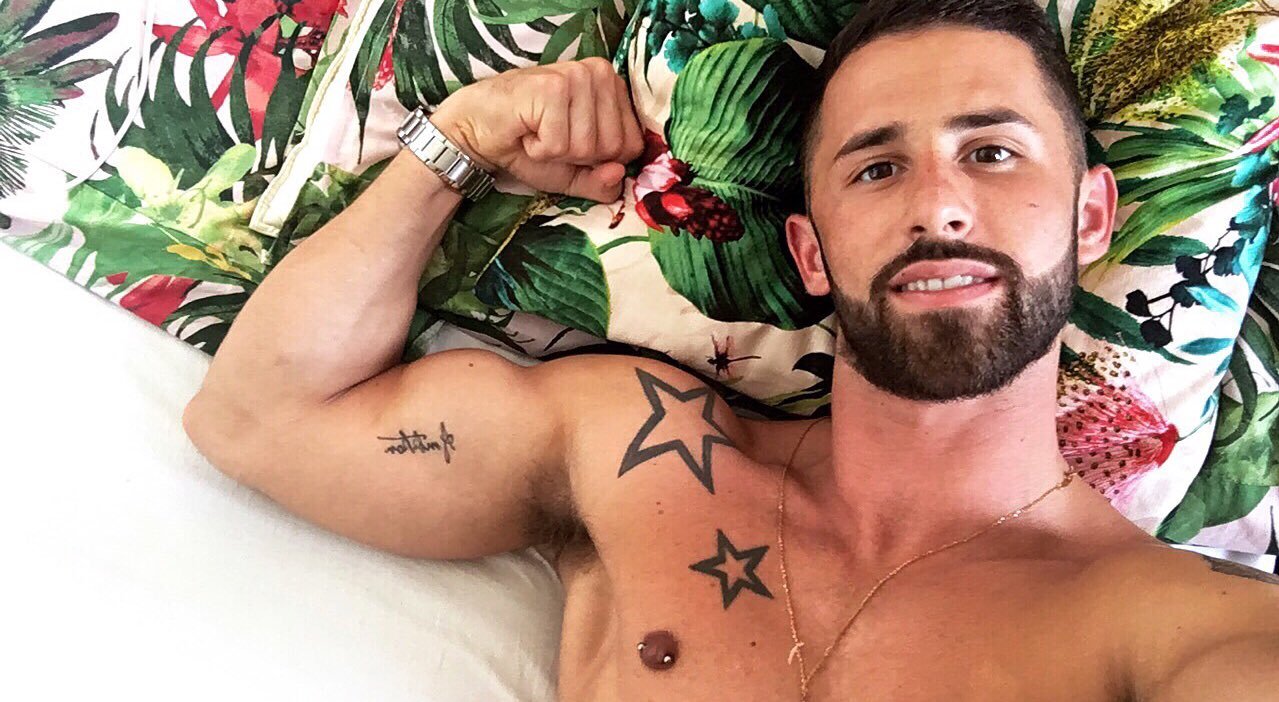 xesyxesyyoung:  best-amateurs-gay-porn:  .  http://alexanderjya.tumblr.com