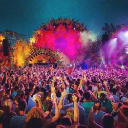 Wonderland in Rave | via Facebook en We Heart