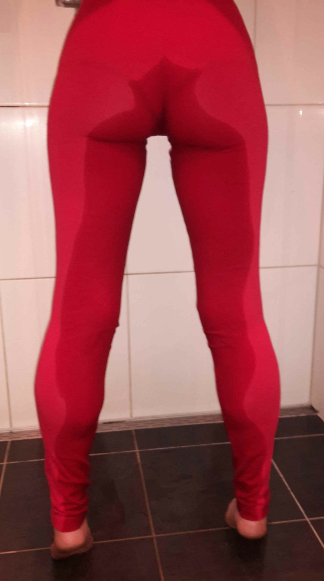 I’m peeing my red leggings (10 pics)Ooooh I needed to go so bad!! And I didn’t