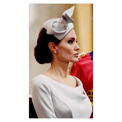 Un estilo muy Real… Angelina Jolie. #AGDLM Durante la ceremonia del aniversario 200 de la O