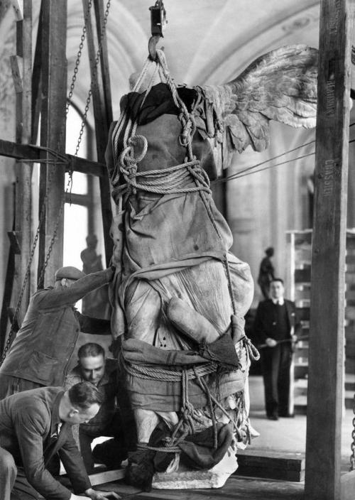 historicaltimes: The Winged Victory of Samothrace, a 2nd century BC Greek sculpture, being evacuated