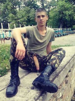 southhallspsu:  boyhotporn:  HOTT!!!  Hung camo oozing 