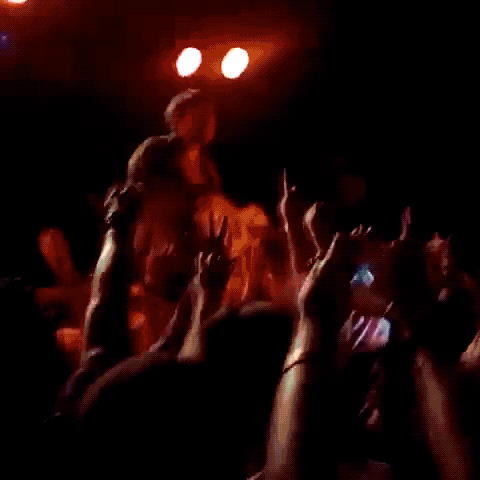 rubbish78:Frank Iero handing his guitar out to people in audience for some reason while performing ‘