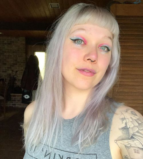 I cut my own bangs on Friday and I think I did good ⁣⁣⁣#quarantinecuts #bangs #motd #iceblonde #pink