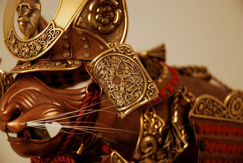 treasures-and-beauty:mayahan:Artist, Jeff de Boer, Creates Cat And Mice Armor Based On Different His