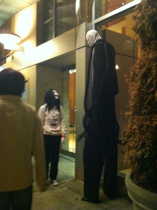 ominousunknownkiller:  BEN was apparently taking pictures while Slender and I were messing with people at Kumoricon. Masky was being a proxy of course. 