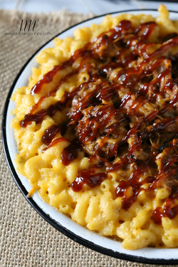 in-my-mouth:  Pulled Pork Mac and Cheese