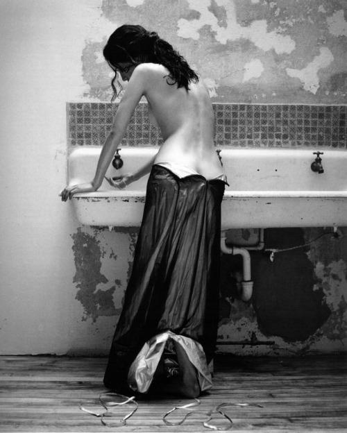the-cain:  “She never looked nice. She looked like art, and art wasn’t supposed to look nice; it was supposed to make you feel something.” ― Rainbow Rowell, Eleanor & Park 