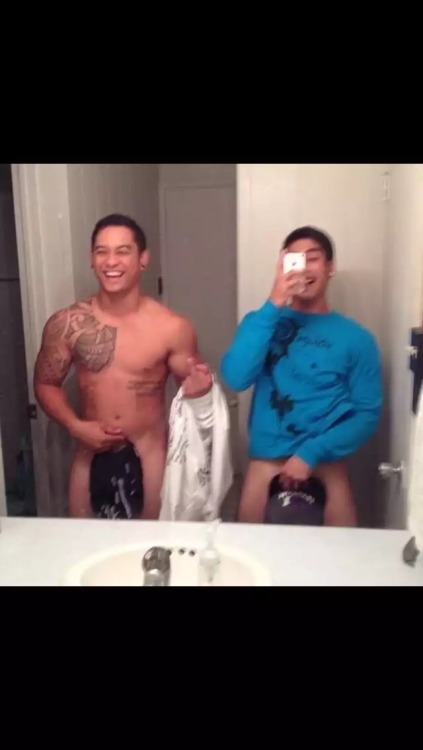 Just saw my gay brother and his boyfriends bathroom selfie.Rubbing mypussy and nipples wondering wha