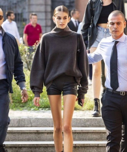 skinntyspice:kaia being skinny off and on the runway