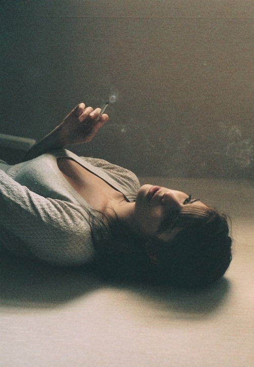 ffhum:  deadgirls:  Paranoid - Photo  smoking 