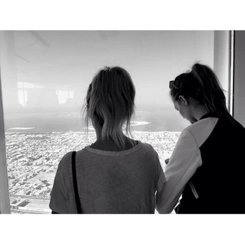 NEW/OLD: Josephine Skriver with a friend in Dubaï.
