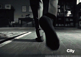 hannibalmorelikecannibal:Hannibal murder lessons: always attack people in your socksParallels 1x06 |