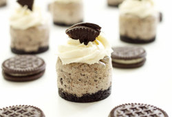 fullcravings:  Cookies ‘n Cream Mini Cheesecakes  YES