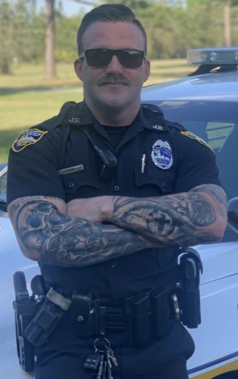Porn photo hairymenforu:He can arrest me and be rough!