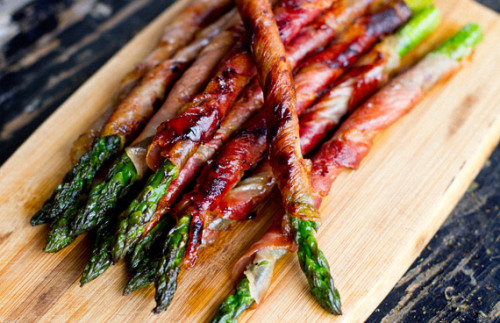 chubbycartwheels:gastrogirl:prosciutto-wrapped asparagus.Sweet jesus.